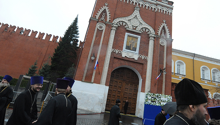 Надвратная икона Николая Чудотворца, замурованная в советское время, открыта на Никольской башне Московского Кремля. Фото: Станислав Красильников/TACC