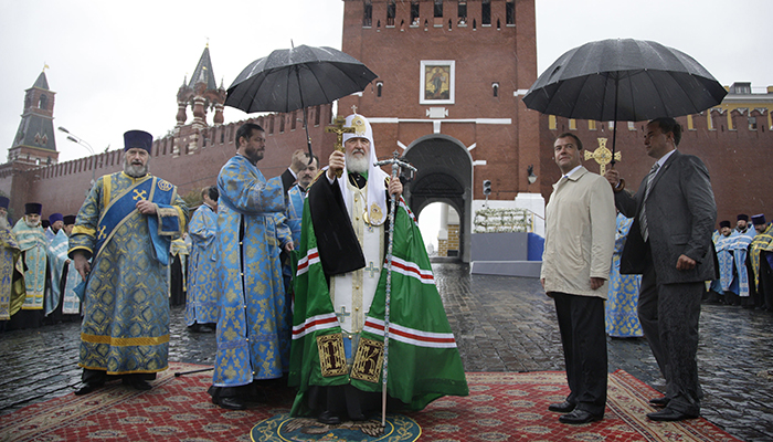 Патриарх Московский и всея Руси Кирилл и президент России Дмитрий Медведев во время церемонии освящения надвратной иконы Спасской башни Кремля. Фото: Дмитрий Астахов/TACC, август 2010 года