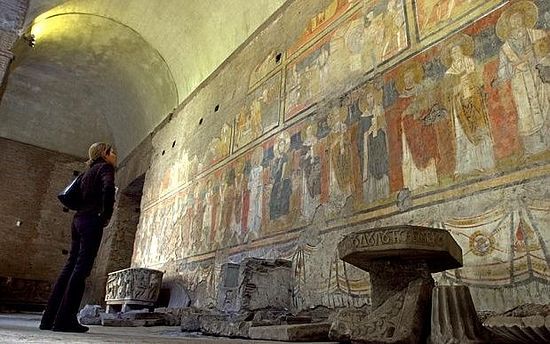 Церковь Санта-Мария-Антиква. Посетитель рассматривает фреску «Христос на престоле со святыми»(ок. 757 года по Р. Х.)