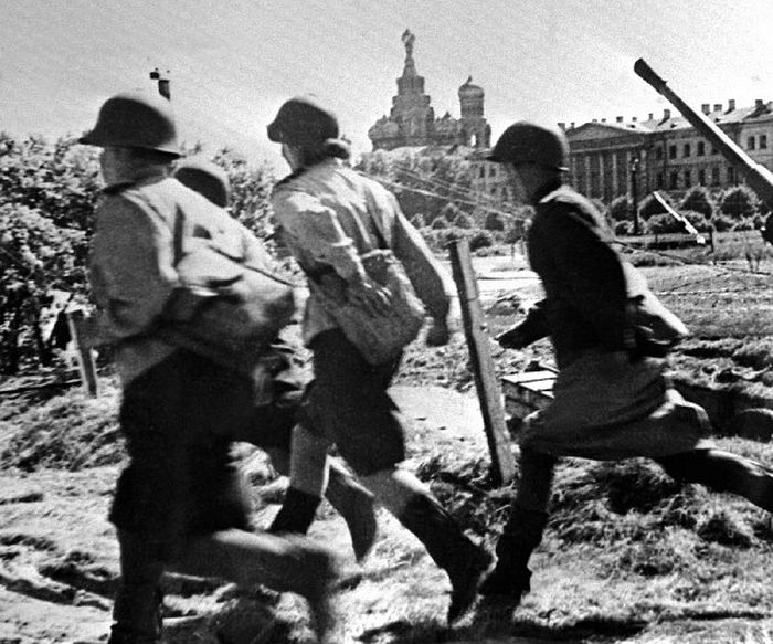 1943-й год. Девушки-зенитчицы по боевой тревоге спешат на свои боевые посты. 