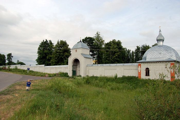 У стен обители