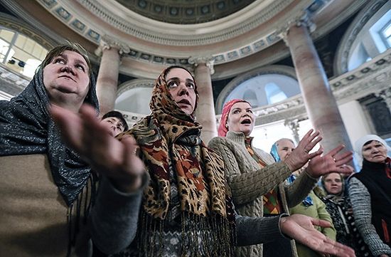 Литургия для слабослышащих в храме. Фото: Сергей Савостьянов/ТАСС