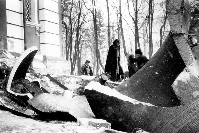 Разбитые колокола в Лавре