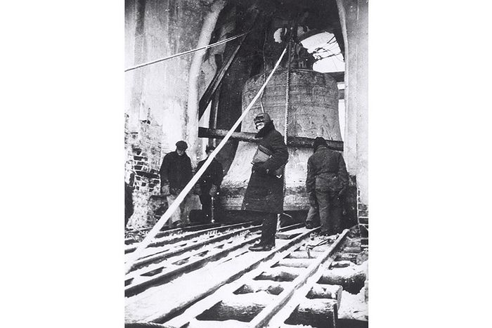 Колокола опускали на рельсы и сбрасывали с колокольни