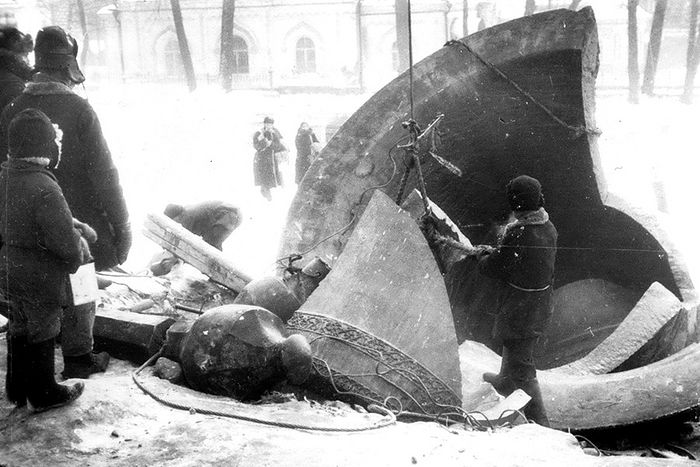 Толпы детей приходили к разбитым колоколам