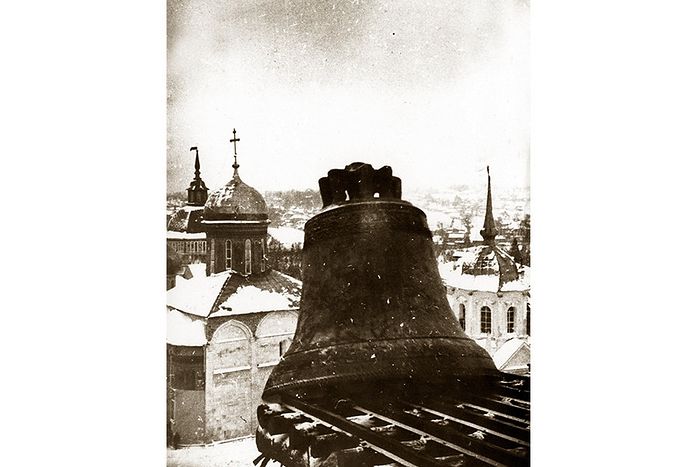 Сбрасывают колокол с Лаврской колокольни