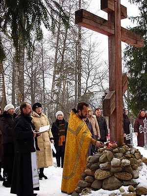 У поклонного креста на могиле новомучеников Солигалича