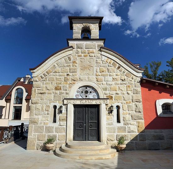 Надпещерный храм в честь всех преподобных Зверинецких, построенный в византийском стиле. Центральный вход.