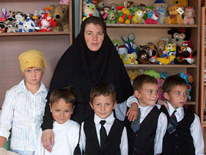 Православный детский приют «Никита». Монахиня Василия среди воспитанников