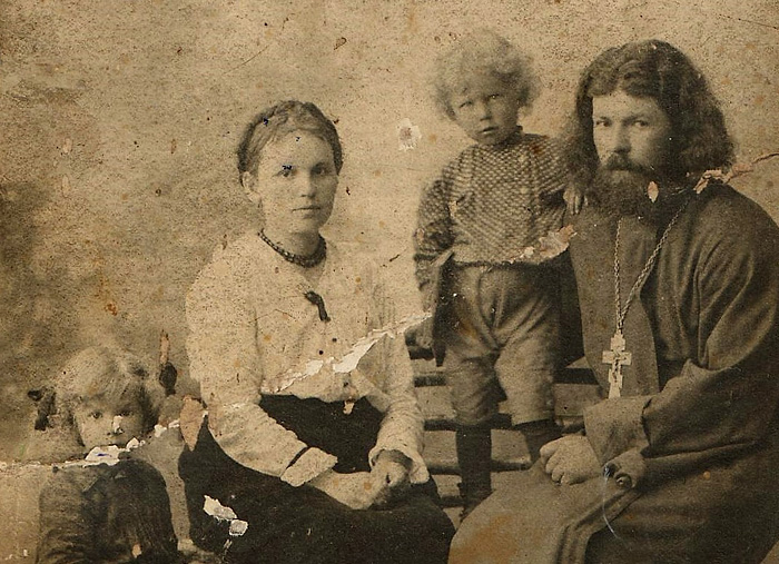 Священник Алексий Поведский с семьей