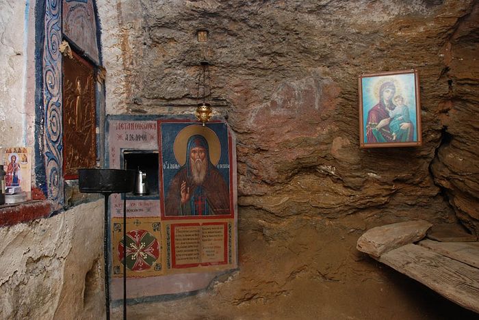 Пещера преподобного Антония Киево-Печерского рядом с монастырем Эсфигмен