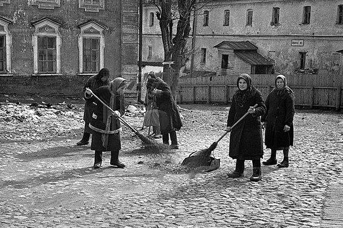 Уборка Лавры перед Пасхой