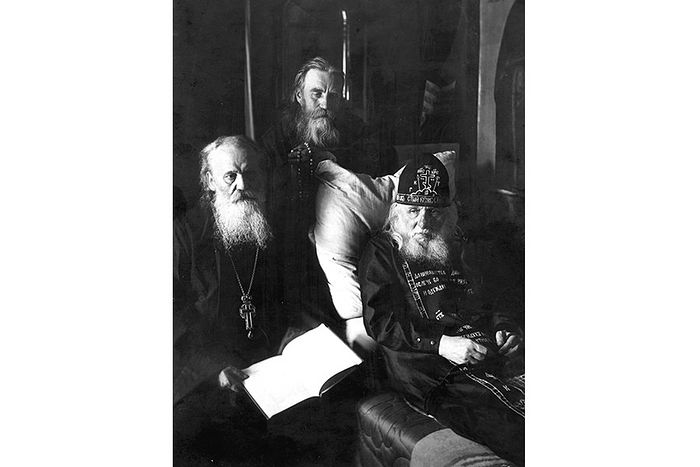 1925 год Слева направо архимандрит Кронид (Любимов), монах Макарий (Моржов), иеросхимонах Алексий (Соловьев), старец Зосимовой пустыни