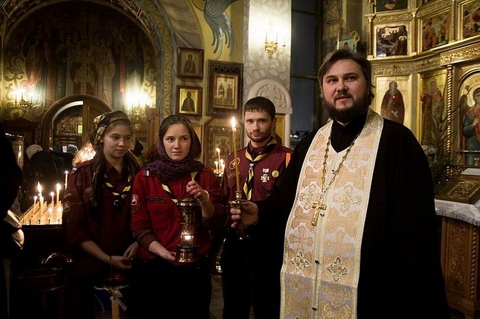 Протоеиерей Серафим Недосекин со скаутами