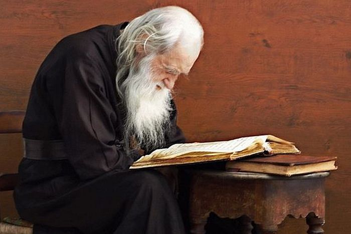 Старец Иеремия, наместник Пантелеимонова монастыря на Афоне, читает Евангелие