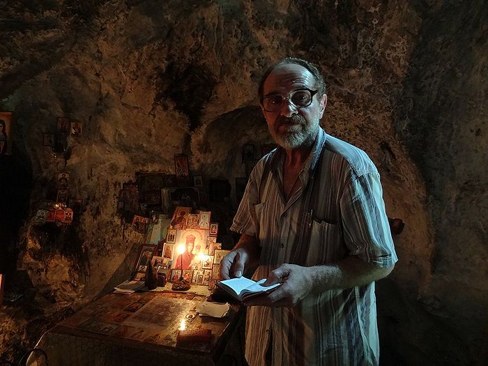 Валерий Леонович в пещере апостола Симона Кананита