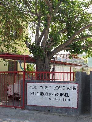 «Возлюби ближнего твоего, как самого себя» (Мф. 22:39). Надпись на стене одного из эгинских домов