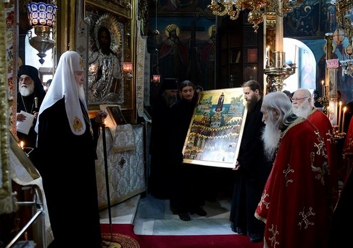 Патриарх Кирилл вручает в дар Пантелеимонову монастырю икону Собора Святых Русских Святогорцев