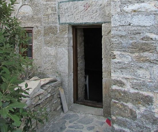 Вход в пещеру Антония Эсфигменского