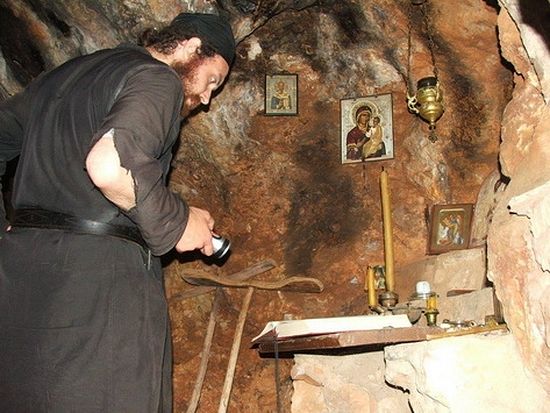 Пещеры природного происхождения на Святой Горе Афон