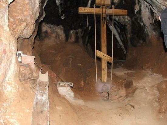 Пещеры природного происхождения на Святой Горе Афон