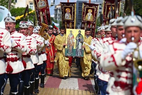 The celebratory procession for May 24, Day of the Bulgarian Alphabet and Culture, with members of the President’s Guard in official parade uniforms, and members of the clergy of the Bulgarian Orthodox Church with icons of St. Cyril and St. Methodius. Photo: bTV News