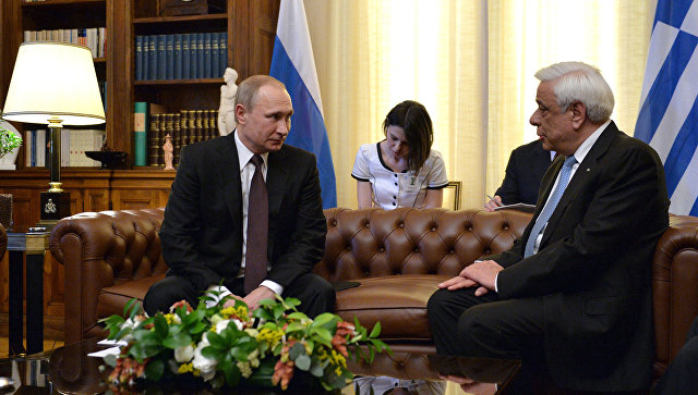 Президент России Владимир Путин и президент Греческой Республики Прокопис Павлопулос во время встречи в Афинах