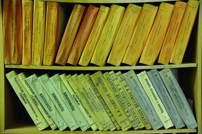 В советское время православная литература «по Брайлю» не издавалась. Начиная с 1992 г. рельефно-точечные книги выпускает петербургское издательство «Чтение» — крупнейшее в стране издательство, работающее для незрячих читателей. В последние годы «Чтение» порадовало православных читателей книгой митрополита Илариона (Алфеева) «Творенье Божье: Мир и человек». Вышли в свет «Поучения оптинских старцев», «Святые русской земли» А.А.Иконникова-Галицкого, «Апокалипсис мелкого греха» архиепископа Иоанна (Шаховского), книга протоиерея Андрея Ткачева «Земные ангелы, небесные человецы» и многие другие издания.