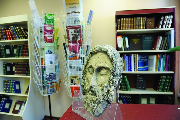 Глиняные рельефные иконы нижегородского мастера Романа Батурина открывают для слепых и слабовидящих мир иконописи 