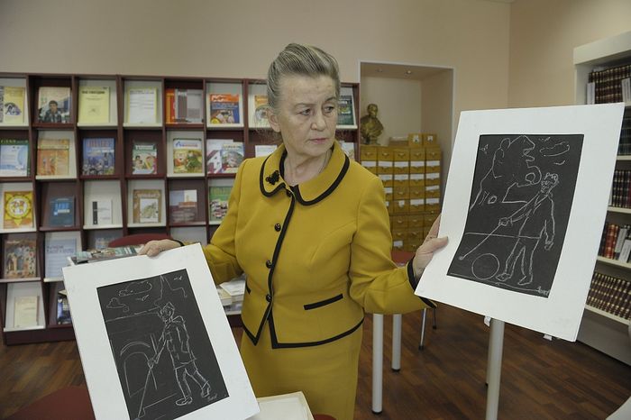 Любовь Высоцкая демонстрирует графические работы слепого художника и скульптора Олега Зиновьева, созданные им во время одного из мастер-классов