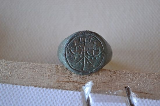 This ring with the monogram of the Shishman Dynasty found in one of the graves proves that the woman buried in it was a medieval Bulgarian princess. Photos: National Museum of History
