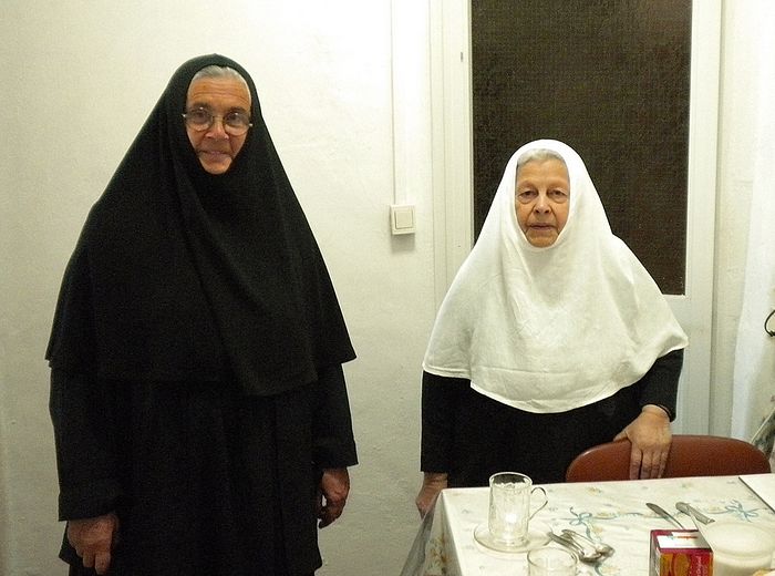 Монахини Афанасия (справа в белом апостольнике) и Марина
