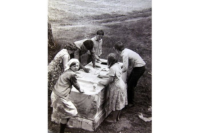 Мытье надгробия детьми из села Эммануиловка