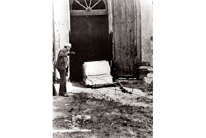 Транспортировка надгробия из Казанского храма