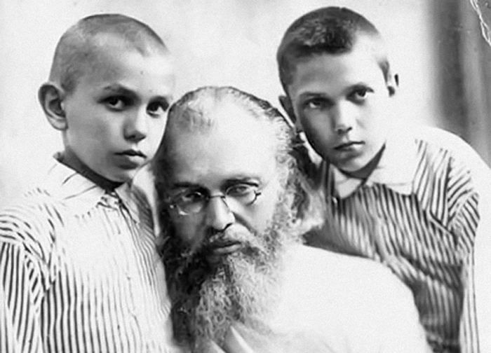 Святитель Лука со своими сыновьями. Начало 1930-х