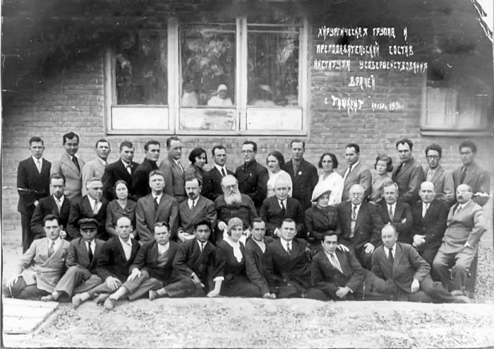 Преподаватели Института усовершенствования врачей. Епископ Лука — в центре. Ташкент, 1936