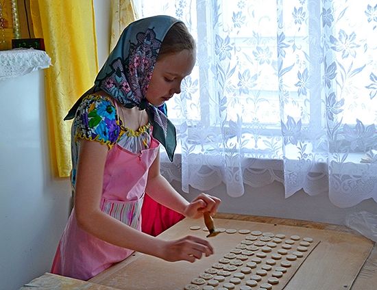 Лера готовит просфоры. Фото: Анна Яблокова / Русская Планета