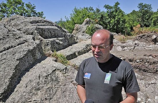 Archaeologist Zdravko Dimitrov speaking on the site of the prehistoric/ Thracian shrine near Angel Voyvoda where his team found the ruins of a Roman fortress. Photo: Mineralni Bani Municipality