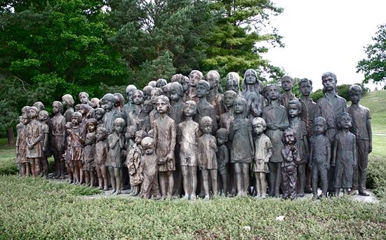 Памятник детским жертвам войны, скульптор М. Ухитилова, 1995 — 2000 годы, Лидице.Фото с сайта lidice-memorial.cz