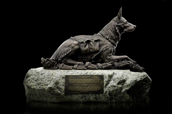 Памятник фронтовой собаке, скульптор А. Коробцов, 2014 год, Москва, Поклонная гора.Фото с сайта m24.ru