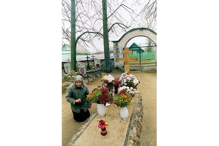 Баба Маяня Анкипова у могилки отца Николая