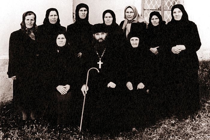 Отец Николай с прихожанами, крайняя слева его мама Екатерина Стефановна