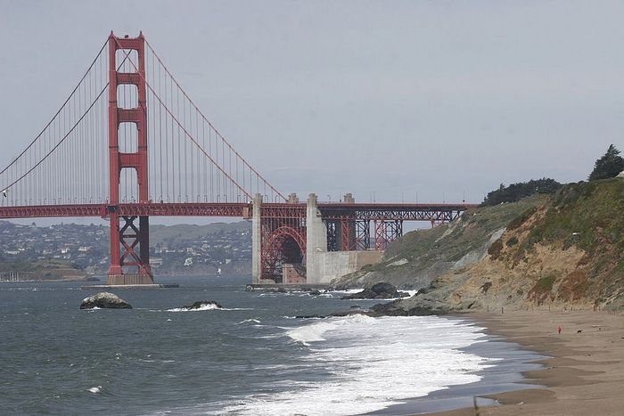 Мост «Золотые ворота» в Сан-Франциско – визитная карточка города – находится совсем рядом с собором иконы Божией Матери "Всех скорбящих Радость"