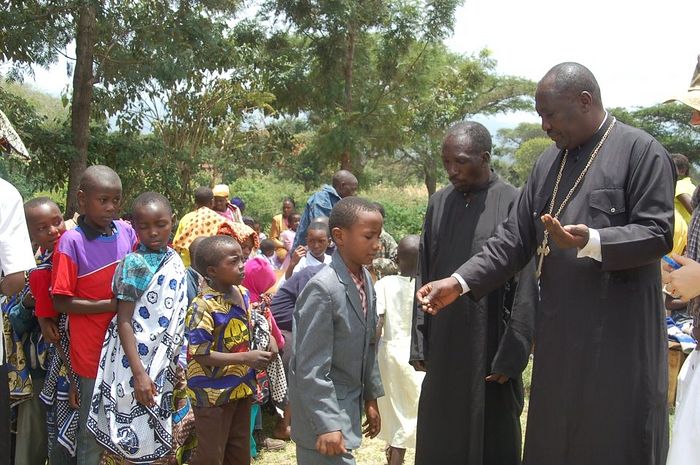 Fr. Mark Mwangi with children of the orphanage that he runs with his Presvytera