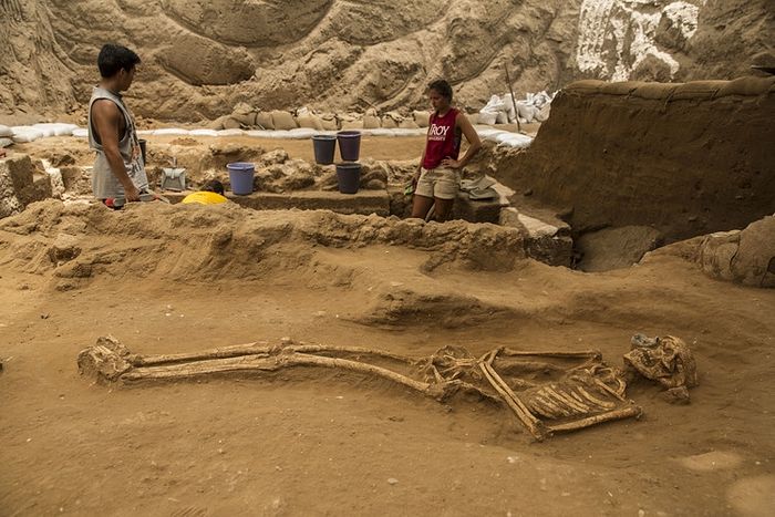 A 10th-9th century BCE burial in the excavation of the Philistine cemetery by the Leon Levy Expedition to Ashkelon. (Tsafrir Abayov/Leon Levy Expedition)
