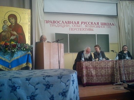 Ведущий конференции иеромонах Пётр (Василенко), выступает профессор ИМЛИ В.Ю. Троицкий