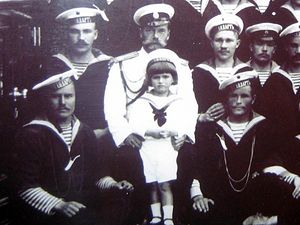 Николай II и Царевич Алексей в окружении команды яхты «Штандарт». По левую руку Алексея сидит Иван Седнёв