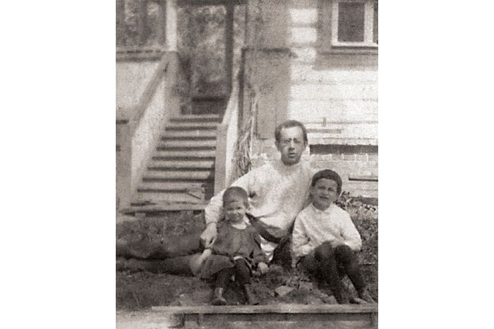 Священномученик Владимир Амбарцумов с детьми сыном Евгением и Лидией