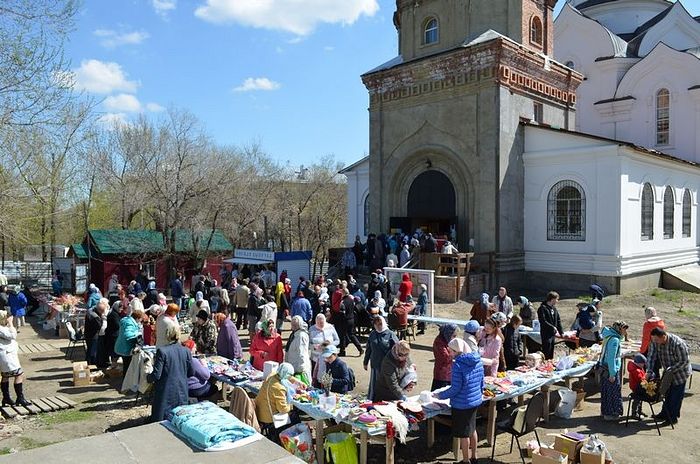 Благотворительная ярмарка перед праздником Пасхи, апрель 2016 года