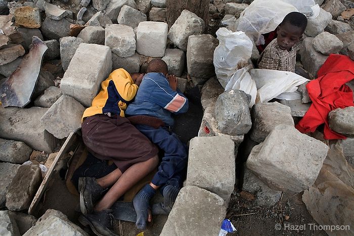 Нищие дети киберских трущоб вынуждены спать в таких ужасных условиях
